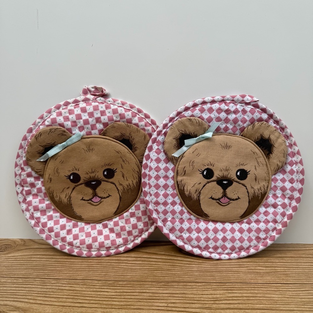Adorable Vintage Pink & White Round Pot Holders Teddy Bear Appliqué Quilted